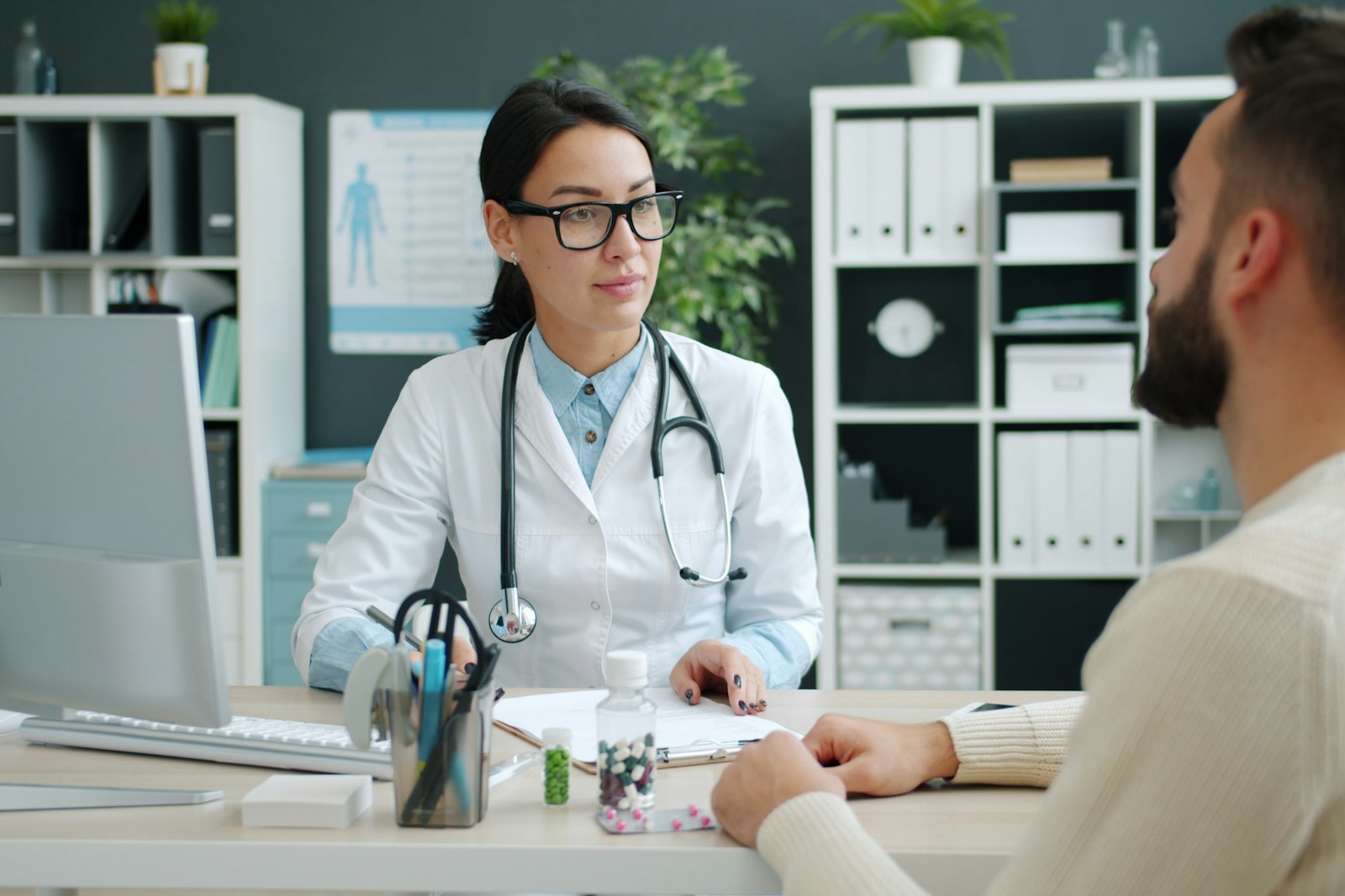 clinica-medica-consulta Médico atendendo paciente em clínica