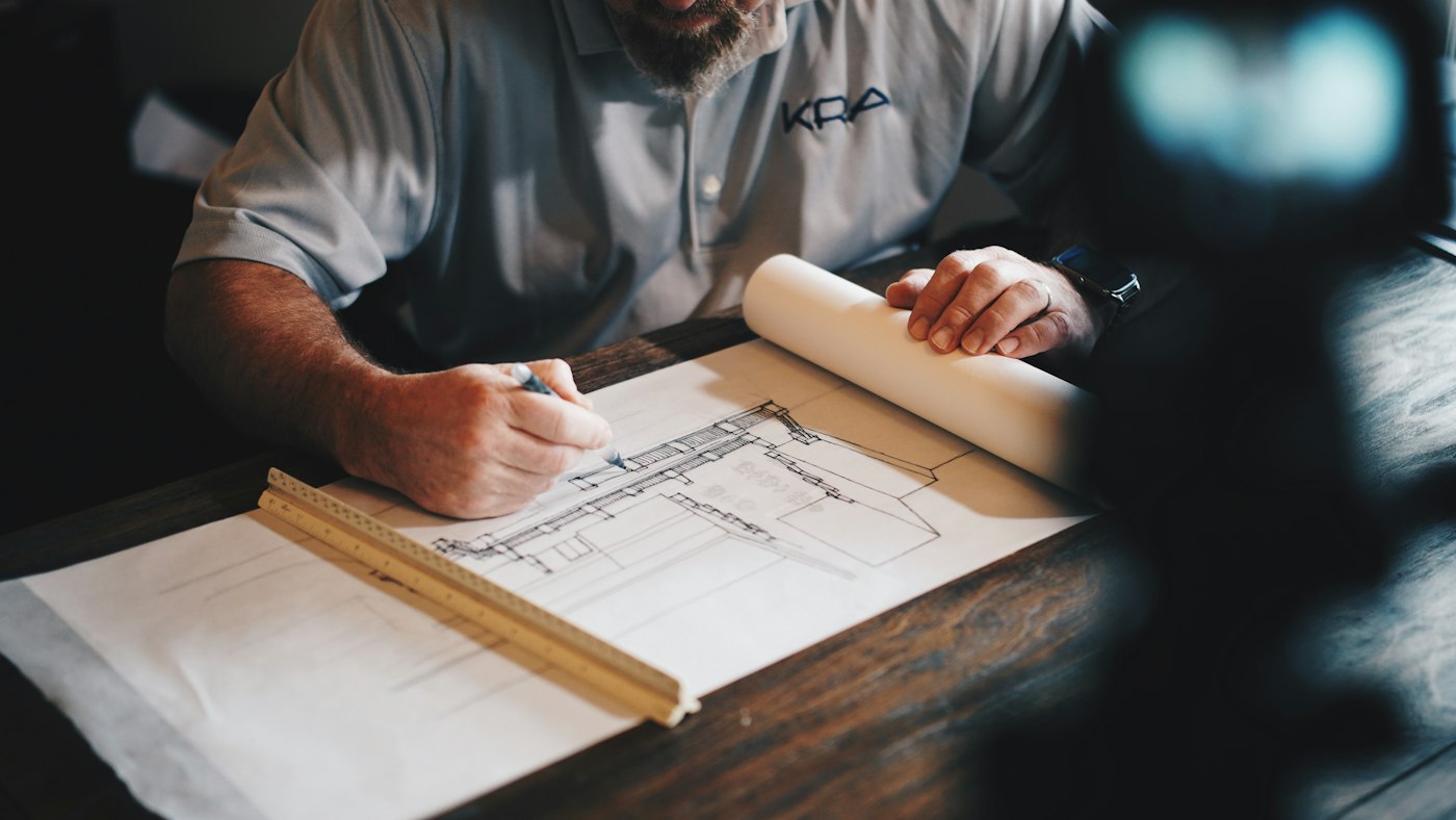 Engenheiro trabalhando em projeto – contabilidade para engenheiros Viacont Engenheiro trabalhando em projeto – contabilidade para engenheiros Viacont