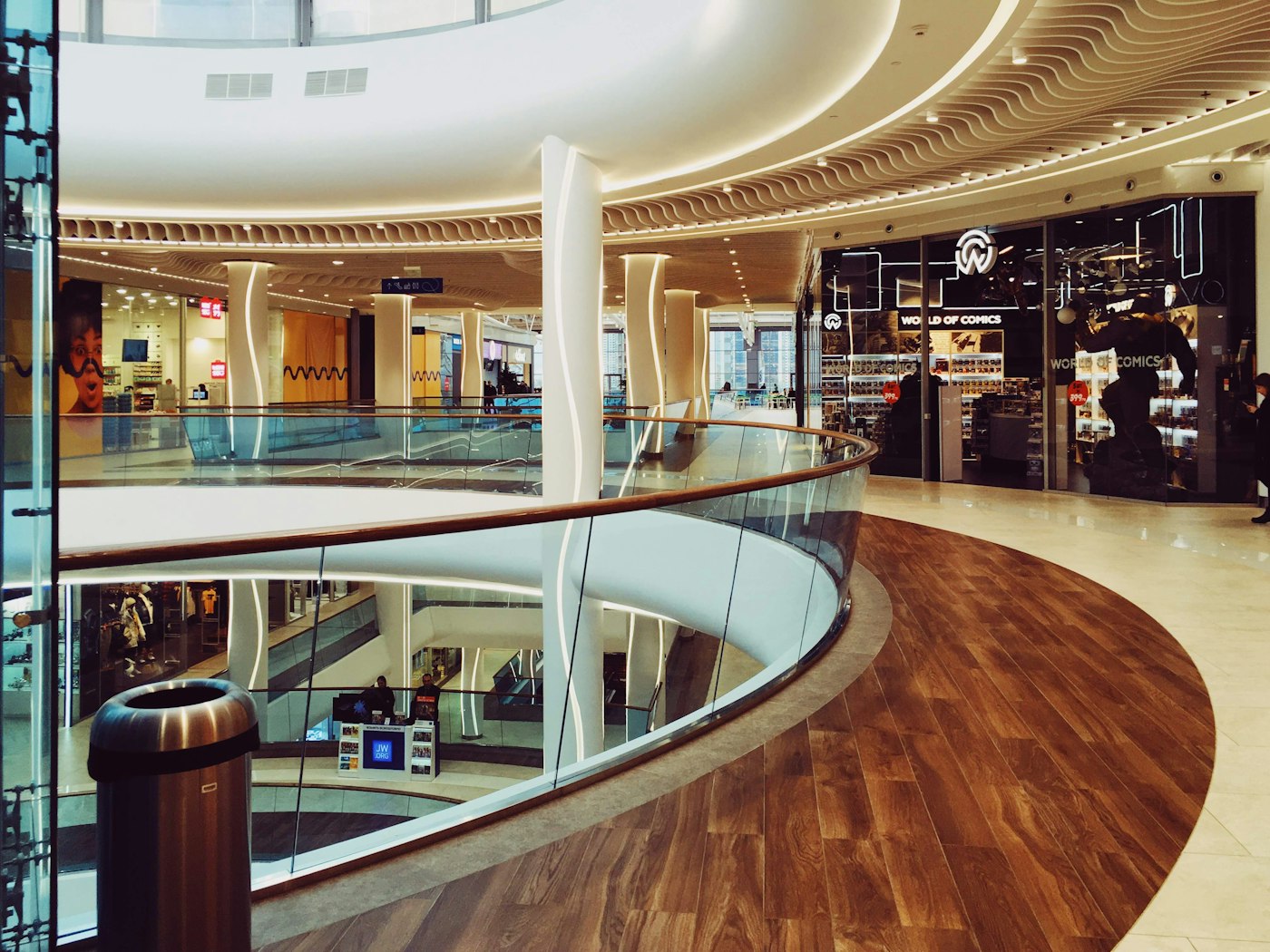 Corredor de shopping com lojas e franquias